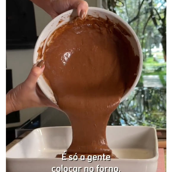 Transfira para uma forma untada e leve para assar. Para conferir o ponto, faça o famoso truque do garfo