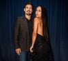 Sabrina Sato apostou num vestido longo preto exuberante com brilhos e pedrarias reluzentes espalhadas por toda a peça. O modelo destaca-se pelas costas totalmente descobertas e por um caimento fluido com cauda leve. Nos acessórios, optou por brincos redondos prateados bem marcantes, pulseiras delicadas e anéis brilhantes, além de manicura com unhas escuras compridas