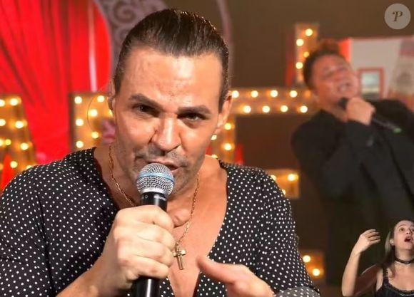 À medida que o cabelo crescia, Eduardo Costa também passou a colecionar polêmicas