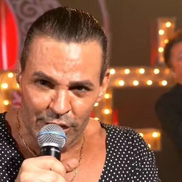 À medida que o cabelo crescia, Eduardo Costa também passou a colecionar polêmicas