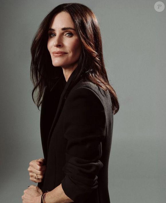 Há outras técnicas que funcionam maravilhosamente para disfarçar os cabelos brancos e as opções variam de resultados duradouros a produtos específicos para retoques ocasionais.