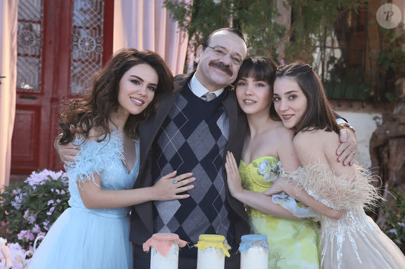 As filhas Türkân (Özgü Kaya), Dönüş (Almila Ada) e Derya (Melisa Berberoglu) com o pai, Sadık (Reha Özcan)