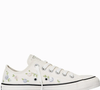 O clássico Chuck Taylor All Star ganhou uma versão romântica com flores bordadas com lantejoulas nas laterais, combinando a tradicional silhueta da Converse com detalhes de paetês metálicos