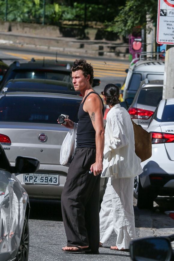Bruna Marquezine aposta na tendência do 'quiet luxury' com conjunto de linho em passeio discreto com Shawn Mendes