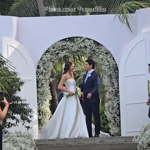 Para a ocasião, Luma César escolheu um vestido de noiva branco com corset que valorizou sua silhueta