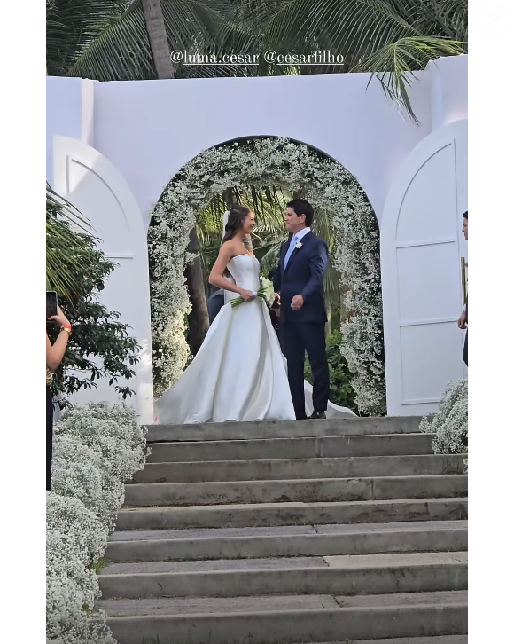 Para a ocasião, Luma César escolheu um vestido de noiva branco com corset que valorizou sua silhueta