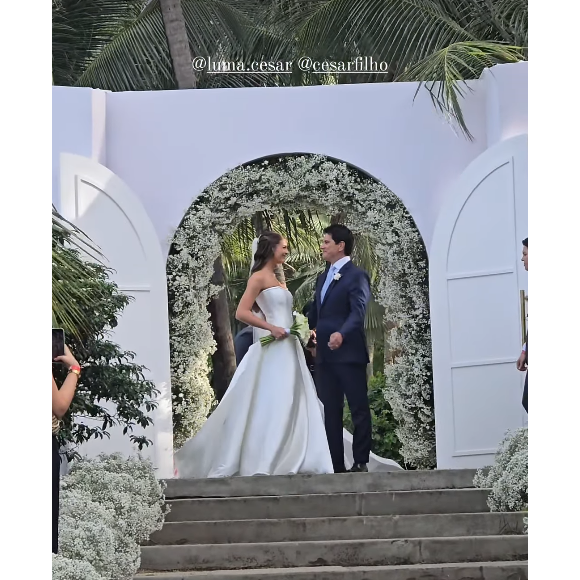 Para a ocasião, Luma César escolheu um vestido de noiva branco com corset que valorizou sua silhueta