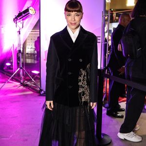 Alice Wegmann, a Solange de 'Vale Tudo', esbanjou beleza e fashionismo nesta quarta-feira (30)