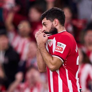 Asier Villalibre foi o personagem da final da Supercopa da Espanha: marcou um gol, conquistou o título e participou do lance que terminou na expulsão de Messi
