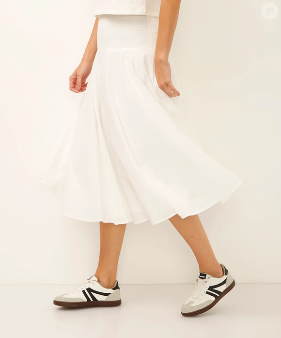 Clássica e versátil, a saia midi segue como peça-chave do guarda-roupa feminino, unindo elegância, conforto e infinitas possibilidades de combinação para o dia a dia