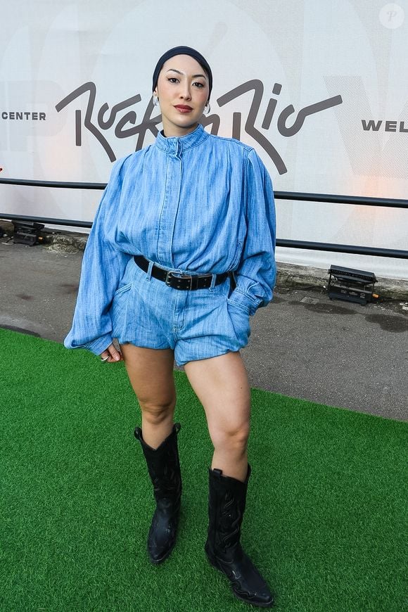 Ana Hikari apostou em uma produção de pegada western com conjunto azul-claro, cinto preto e botas de cowboy
