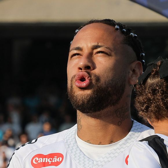 Craque do Santos reage a rumores e desmente suposto incômodo com presença da sogra