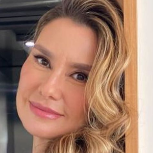 Lavínia Vlasak, de 'Mulheres Apaixonadas', ostenta corpão em fotos de biquíni ; atriz fez sucesso como Estela na novela de Manoel Carlos