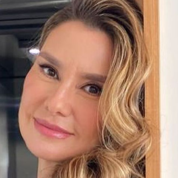 Lavínia Vlasak, de 'Mulheres Apaixonadas', ostenta corpão em fotos de biquíni ; atriz fez sucesso como Estela na novela de Manoel Carlos