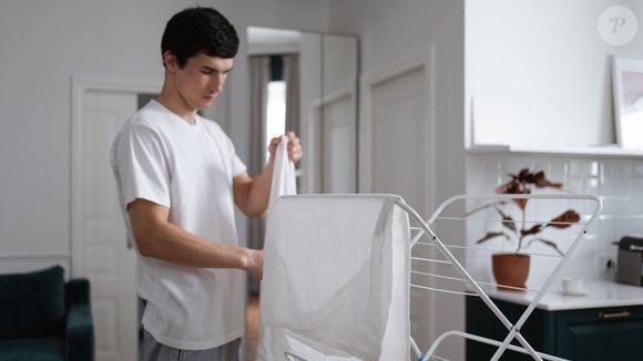 Os japoneses desenvolveram a técnica de organizar as roupas de acordo com o tamanho: as peças mais volumosas devem ser colocadas nas extremidades do varal, enquanto no centro são penduradas as roupas de tamanho médio e, por último, as peças menores