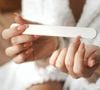O esmalte pode durar mais nas unhas se optar por formatos mais arredondados ou amendoados, além de lembrar de lixar os cantos, evitando quebras.
