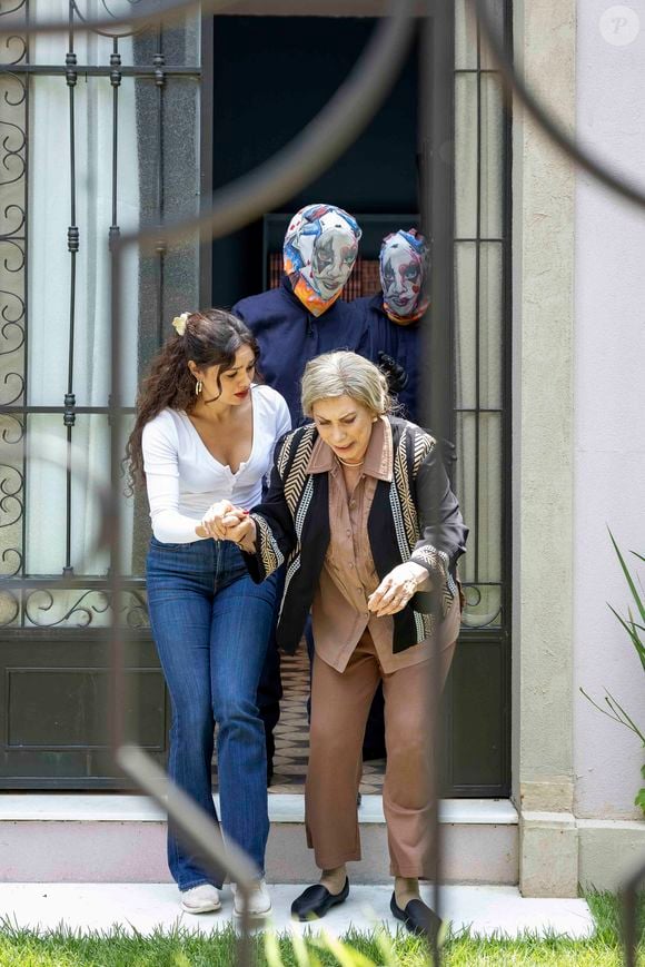 Gerluce, em fingimento, e Josefa são reféns na novela Três Graças