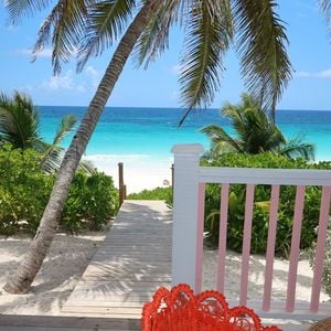 Quarto de Ana Paula Siebert tem vista para o oceano e conta com sistema 'pé na areia', que dá privacidade à família