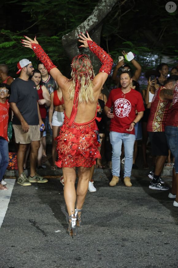 Costas nuas: Flávia Alessandra usou look vermelho em novo ensaio de rua do Salgueiro para o carnaval 2025 em 6 de fevereiro de 2025
