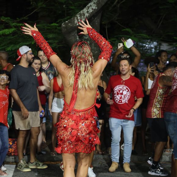Costas nuas: Flávia Alessandra usou look vermelho em novo ensaio de rua do Salgueiro para o carnaval 2025 em 6 de fevereiro de 2025