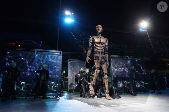 Robô sambista? Escola de samba inova com inteligência artificial e tecnologia no desfile.