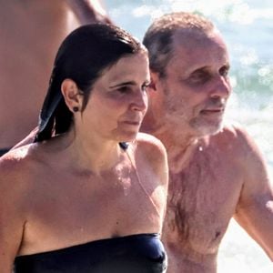 Malu Mader e Tony Bellotto foram à praia neste domingo, 23 de março de 2025