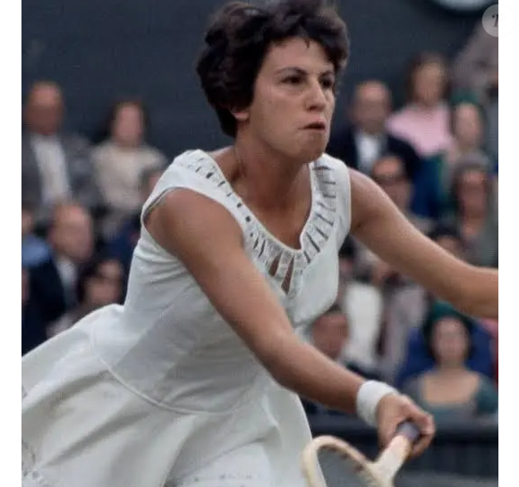 Em uma época em que as mulheres enfrentavam regras rígidas sobre comportamento, aparência e espaço público, Maria Esther demonstrava que uma atleta podia ser competitiva, elegante e dona das próprias escolhas. Vale lembrar que, até a década de 1980, somente homens integravam o comitê do clube.