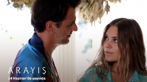Protagonizada por Aslı Enver e Mehmet Günsür, a trama mistura drama existencial, seita misteriosa, ilha sombria, e um sumiço inexplicável