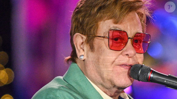 1. Elton John (2011) - O músico britânico é conhecido por seu gosto refinado — e isso se refletiu em seu camarim no Rock in Rio. Elton exigiu 32 rosas com talos medindo exatamente 14 centímetros, vinho francês de alto padrão e água destilada. Para o descanso, pediu um sofá-cama com lençóis de 400 fios e travesseiros de pluma