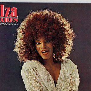 Elza Soares já era puro impacto visual nos anos 80, combinando cabelos volumosos, rendas, brilho e uma personalidade impossível de ignorar