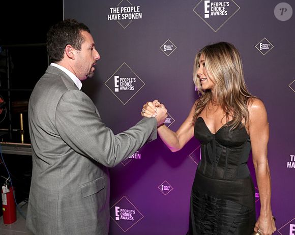 Sem procedimentos invasivos, Jennifer Aniston aposta em movimento, rotina e escolhas equilibradas; a atriz é parceira de Adam Sandler (foto) em muitos filmes