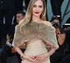 Considerada uma das mulheres mais admiradas do cinema, Angelina Jolie já revelou em entrevistas que sempre teve poucos amigos próximos: “Eu sou uma pessoa que gosta de ficar em casa".