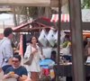O look de Bruna Marquezine para a feira parecia um vestido, mas é um conjunto de duas peças da grife australiana Posse