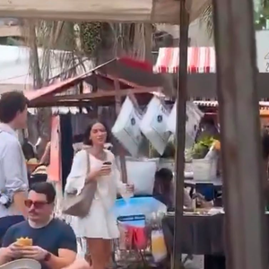O look de Bruna Marquezine para a feira parecia um vestido, mas é um conjunto de duas peças da grife australiana Posse