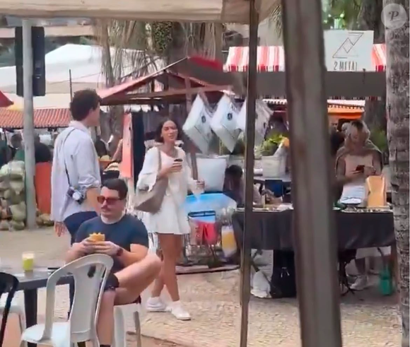 O look de Bruna Marquezine para a feira parecia um vestido, mas é um conjunto de duas peças da grife australiana Posse