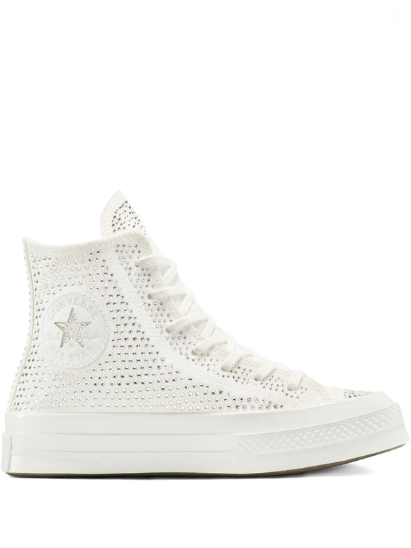 O Converse Chuck 70 Hi "Swarovski White" é fornecido por um marketplace premium e autenticado de tênis, que reúne modelos difíceis de encontrar e peças selecionadas de diferentes partes do mundo
