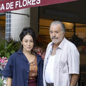 Otoniel (Tony Ramos) e amigo de Elza (Yohama Eshima), por quem vai se interessar por ele na novela 'Quem ama, cuida'