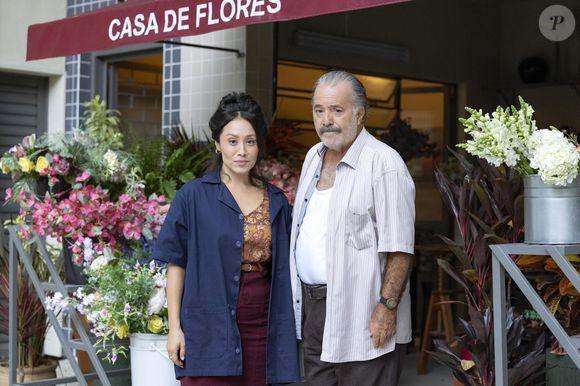 Otoniel (Tony Ramos) e amigo de Elza (Yohama Eshima), por quem vai se interessar por ele na novela 'Quem ama, cuida'