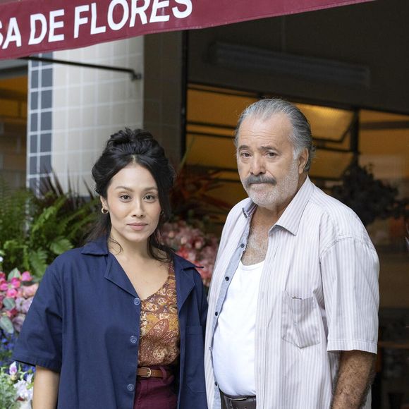 Otoniel (Tony Ramos) e amigo de Elza (Yohama Eshima), por quem vai se interessar por ele na novela 'Quem ama, cuida'