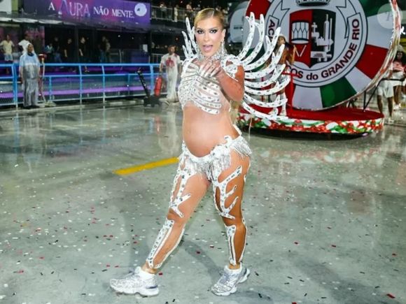 Lore Improta é musa da escola de samba Viradouro