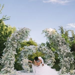 O casal assumiu o relacionamento em outubro de 2023, pouco antes de Endrick se transferir para o clube espanhol, após se destacar no Palmeiras. Desde então, Gabriely tem acompanhado de perto a nova fase do marido no cenário internacional.