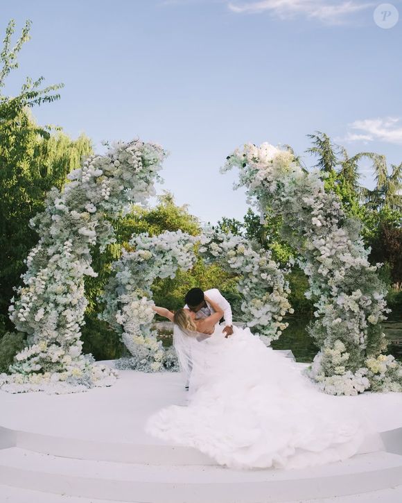 O casal assumiu o relacionamento em outubro de 2023, pouco antes de Endrick se transferir para o clube espanhol, após se destacar no Palmeiras. Desde então, Gabriely tem acompanhado de perto a nova fase do marido no cenário internacional.