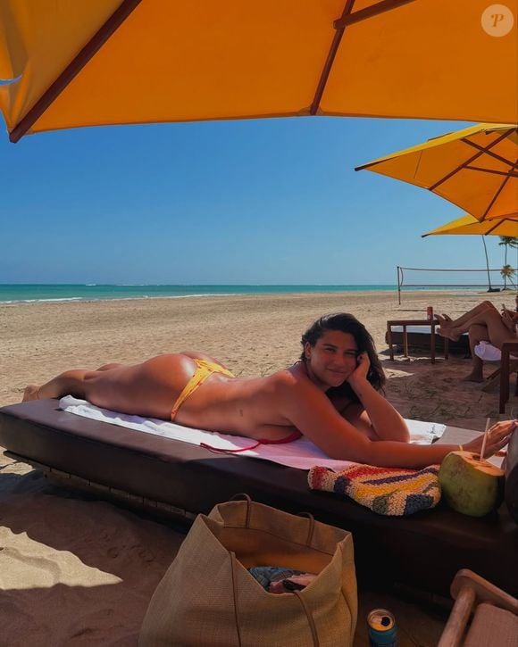 Topless, Giulia Costa celebrou férias: 'Ainda estou aqui curtindo minhas férias'