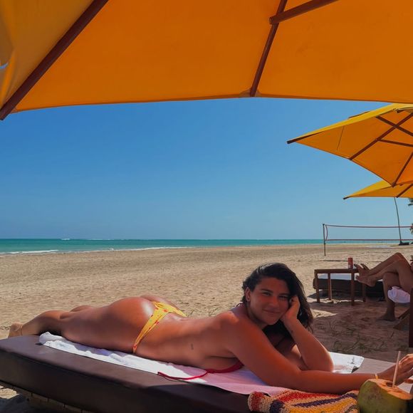 Topless, Giulia Costa celebrou férias: 'Ainda estou aqui curtindo minhas férias'