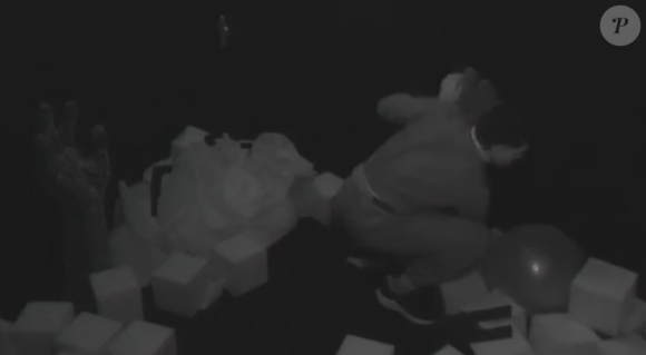 'BBB 25': Vinícius precisou encontrar as letras da palavra 'VIP' dentro de um quarto escuro.