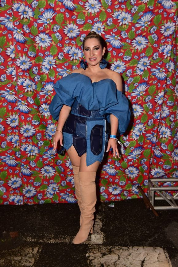 Look para festa junina com jeans e referências às bandeirinhas das festas juninas: inspire-se no look da ex-BBB Amanda