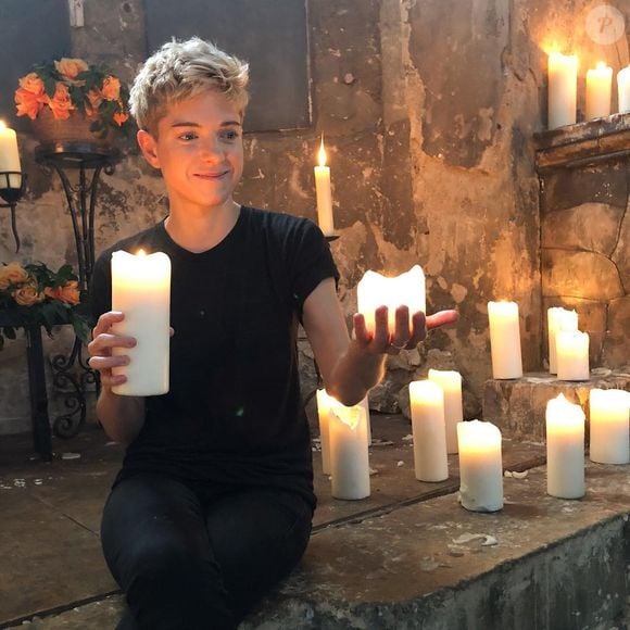Mae Martin se identifica como pessoa não-binária e queer, mas seu visual mudou pouco nos últimos anos