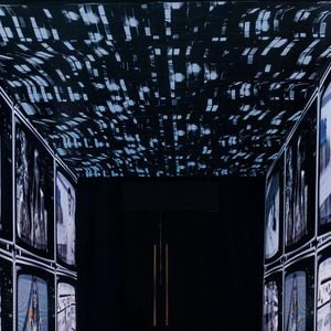 O túnel de LED da festa de Ticiane Pinheiro exibiu imagens da apresentadora, da família e momentos marcantes da carreira