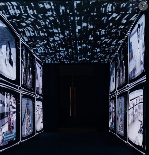 O túnel de LED da festa de Ticiane Pinheiro exibiu imagens da apresentadora, da família e momentos marcantes da carreira