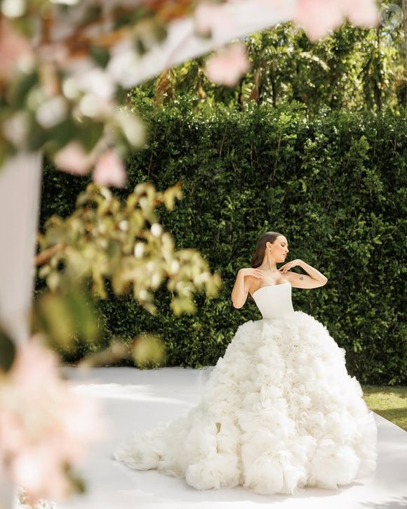 Larissa Manoela escolheu um vestido sem alças e com uma saia muito volumosa